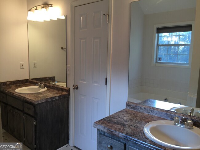 Building Photo - 20 Bridgewater Dr