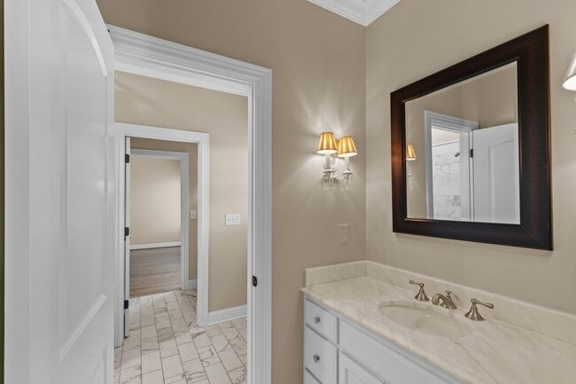 Building Photo - 2019 Overhill Dr