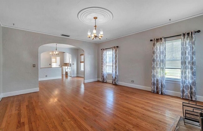 Building Photo - 316 18th Ave NE