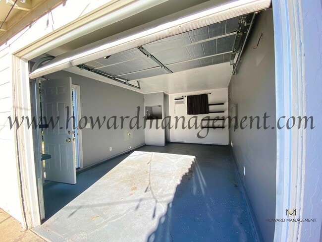 Building Photo - Lovely home with extra large backyard, con...