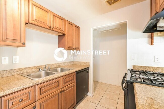 Building Photo - 3 Bedroom Pet-Friendly Home in Phoenix, AZ with Main Street Renewal