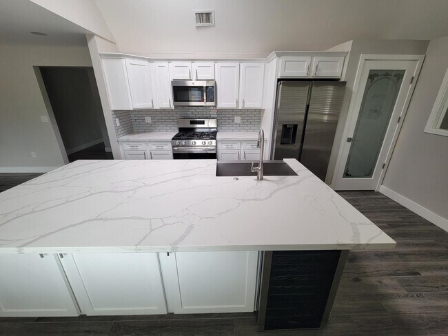 Building Photo - 535 W 15th St