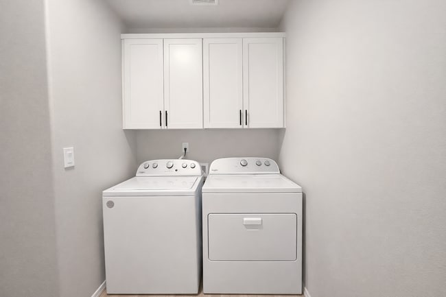 Building Photo - SOUTHRIDGE HOME! Modern Comfort Meets Everyday Convenience!