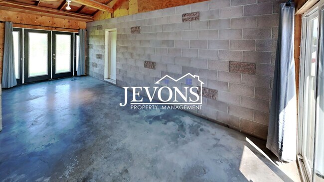 Building Photo - Inviting 2-bedroom with a fully fenced lar...