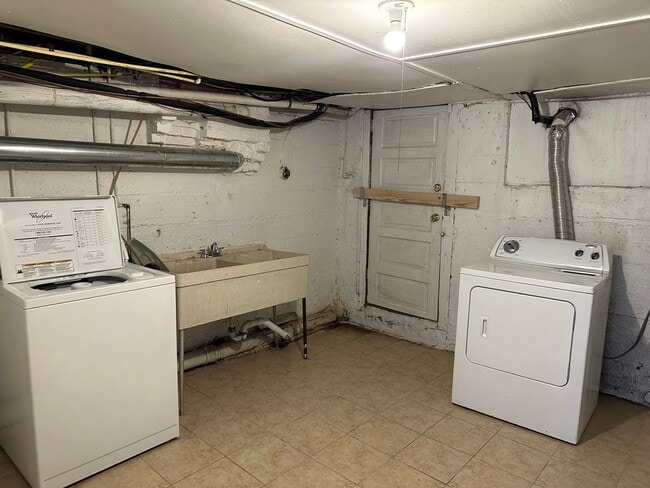 Building Photo - Spacious Rooms! Hardwood Flooring Througho...