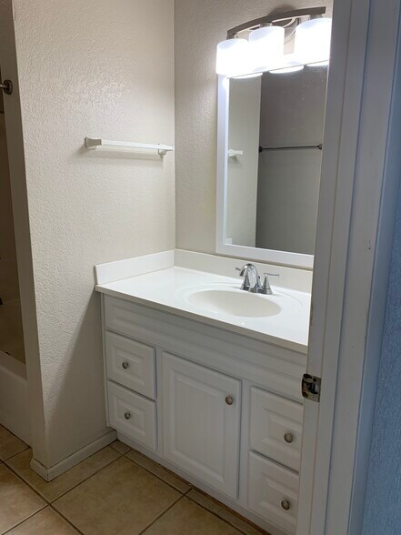 Building Photo - 2446 S High View Cir