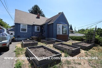 Building Photo - SE 57th Ave - 5 bedroom home with fireplac...