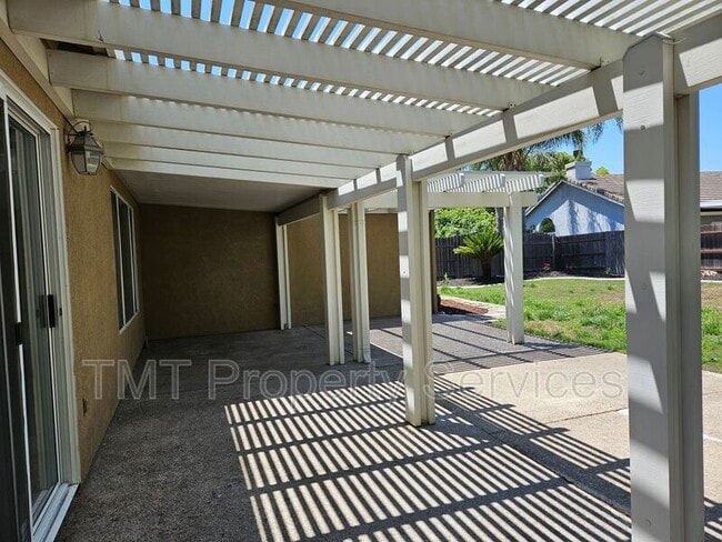 Building Photo - 3533 Des Moines Dr