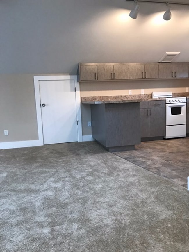 Building Photo - Charming Top Floor Studio of Triplex in a Fantastic Seattle Neighborhood!