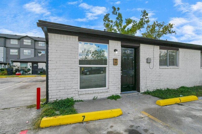 Building Photo - 1736 Crestdale Dr