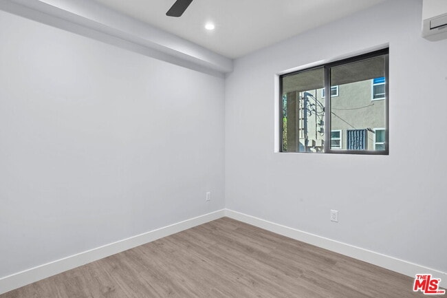 Building Photo - 1518 1/4 Stearns Dr