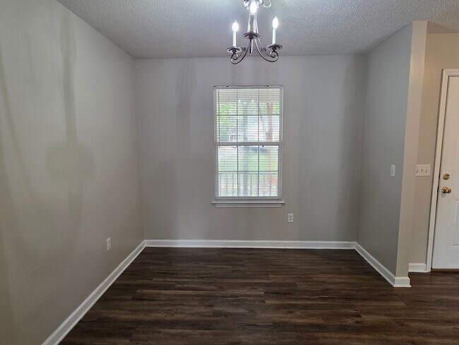 Building Photo - Woodbury Subdivision. 3 bedrooms. 2 baths. Converted garage to bonus room. Family with vaulted ce...
