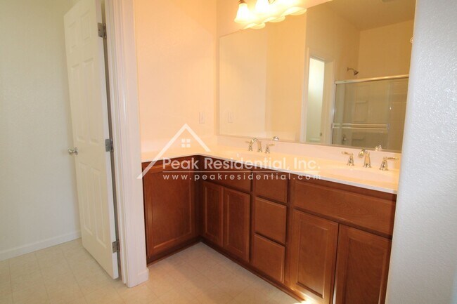 Building Photo - Newer South Sacramento Area 3bd/2.5ba Home