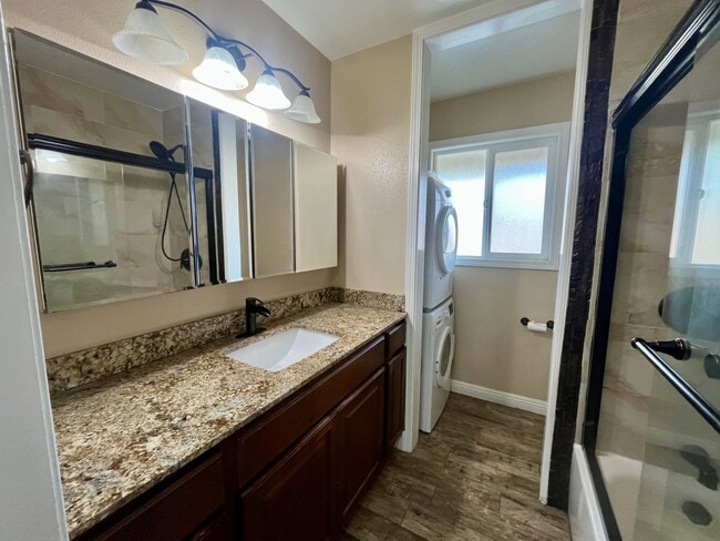 Building Photo - 5472 Roundtree Pl