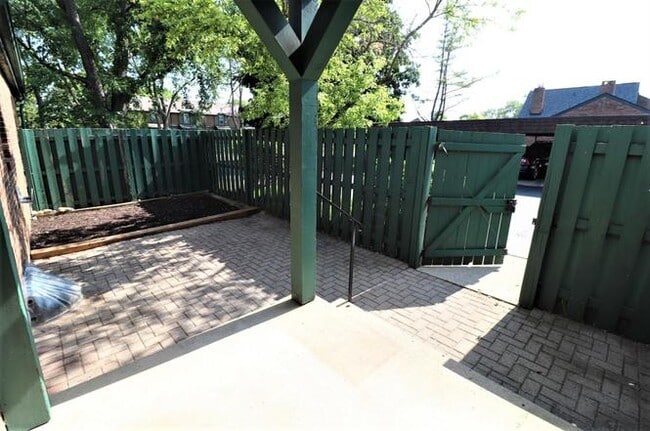 Building Photo - 4554 Sandringham Dr