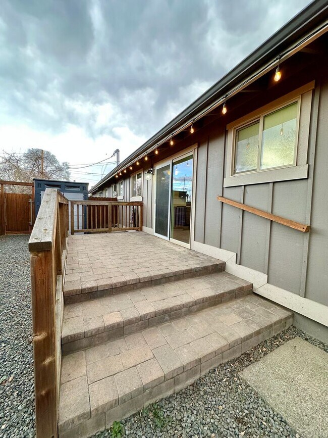 Building Photo - 1139 SW Indian Ave