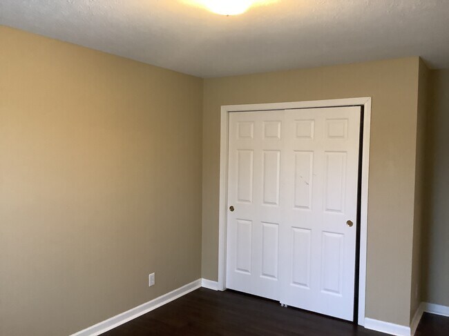 Building Photo - 18690 Round Lake Rd