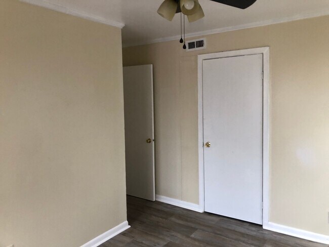 Building Photo - 3 bedroom 1.5 Bathroom