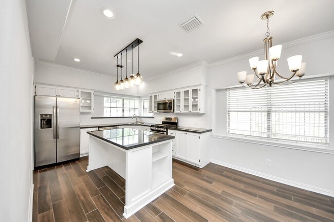 Building Photo - 5310 Oak Cove Dr