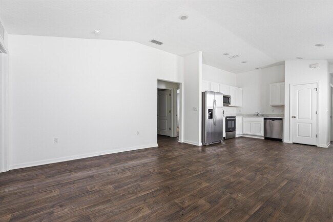 Building Photo - 112 Silver Birch St