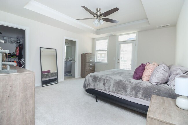 Building Photo - Stunning 3 Bed 2.5 Bath, Newer Condo-Style...