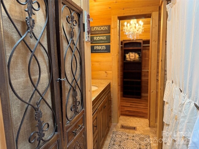 Building Photo - 1011 Lakeshore Dr