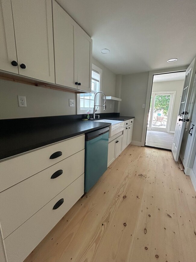 Building Photo - Beautiful renovated 5 bedroom 2.5 bath sin...