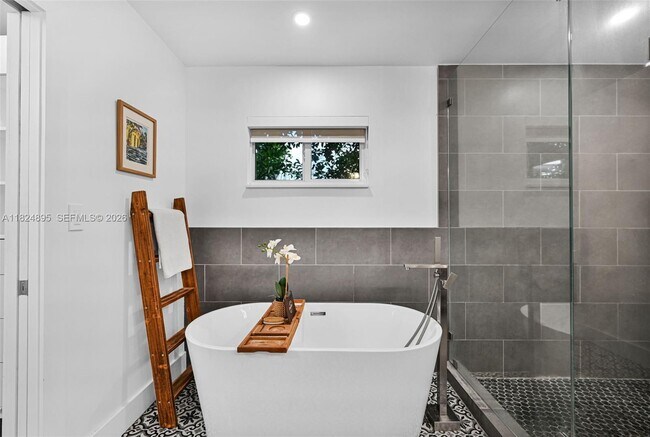 Building Photo - 150 NE 50th St