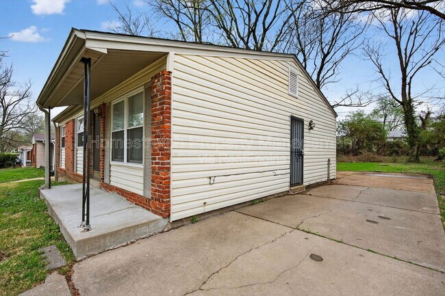 Building Photo - 10216 Royal Dr