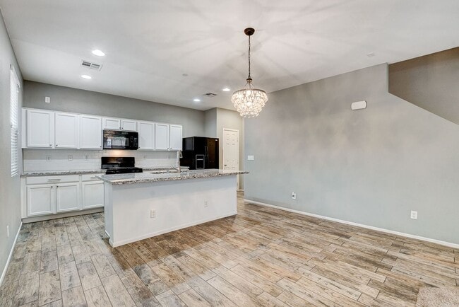 Building Photo - Beautiful 3 Bedroom in Gated Community!