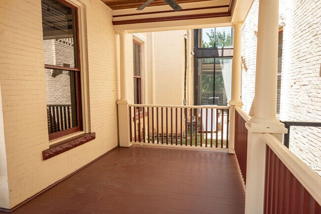 Building Photo - 275 S Limestone