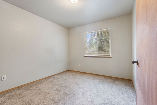 Building Photo - 4 bed, 2.5 bathroom House available