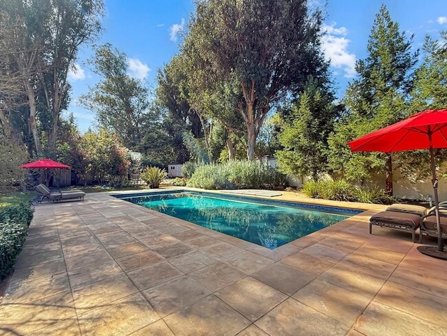 Building Photo - 1526 Hillview Dr