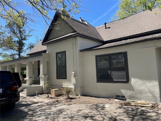 Building Photo - 402 S Pearl St