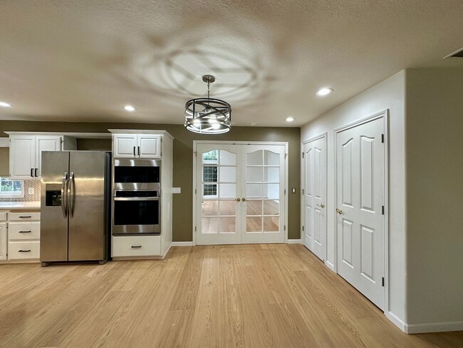 Building Photo - Large Three Bedroom Home in the Hills of West Salem