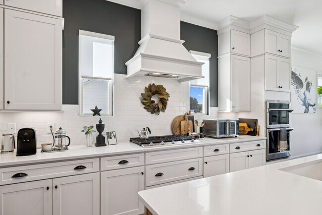 Building Photo - Luxurious living space *Fully furnished and impeccably designed*