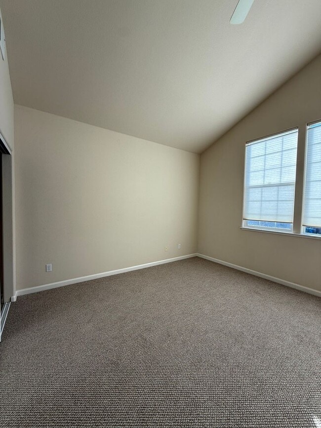 Building Photo - Lovely 3 Bedroom Home near Sutter Hospital in Wikkiup!