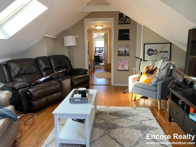 Building Photo - 8-8 Sunset St