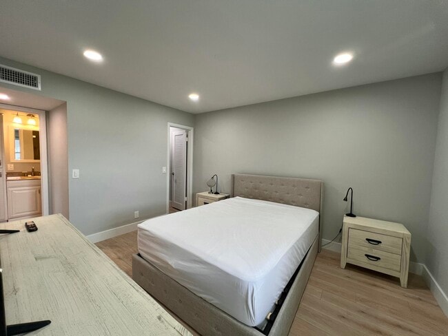 Building Photo - 698 Normandy Ln