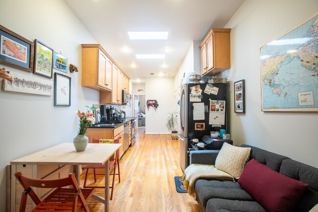 Building Photo - Sunny 2 BR/2 BA Condo in Columbia Heights!