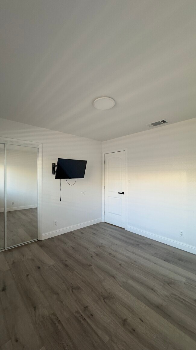 Building Photo - 6552 N Augusta St