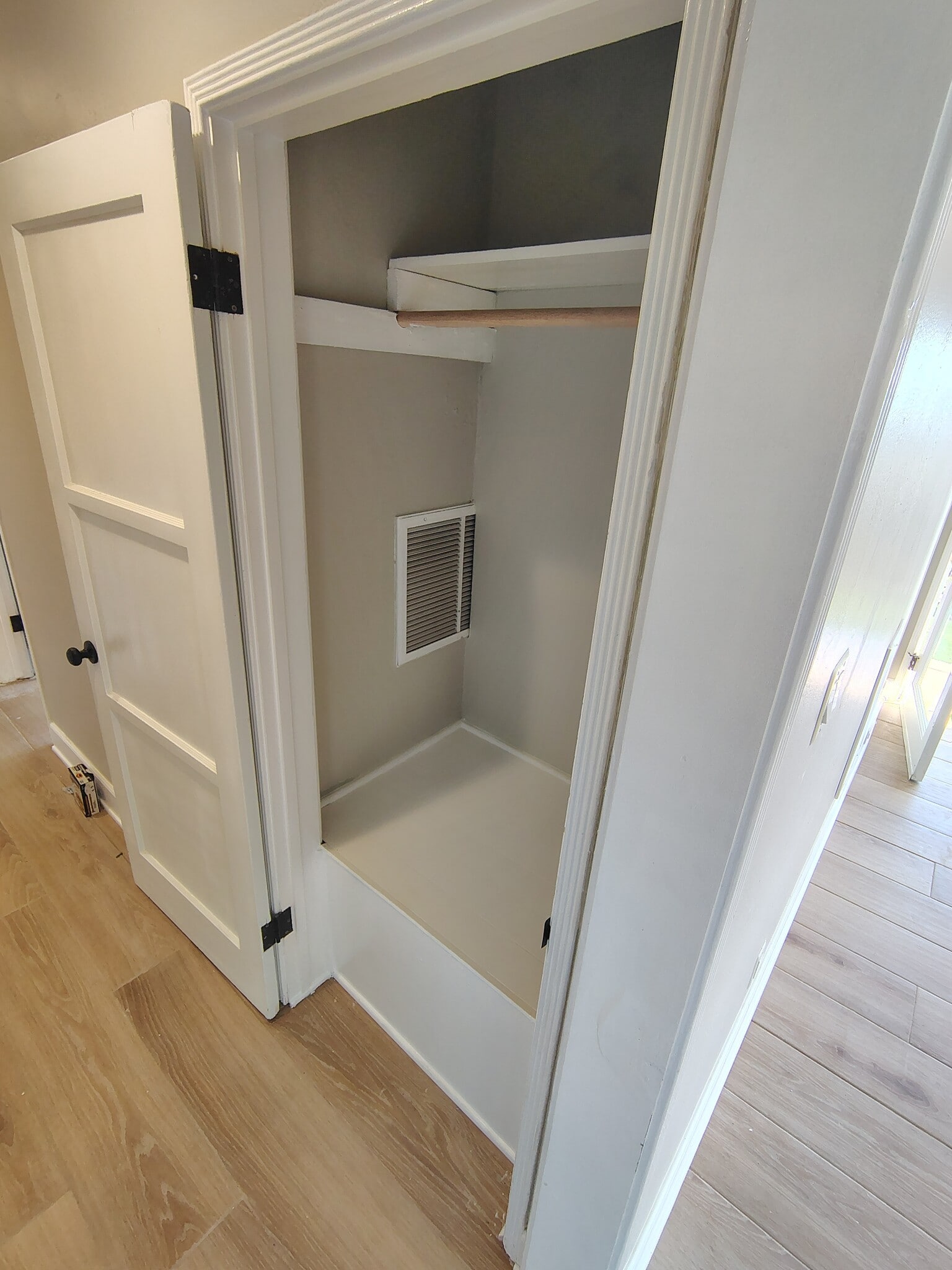 Hallway Closet - 4343 Valle Dr