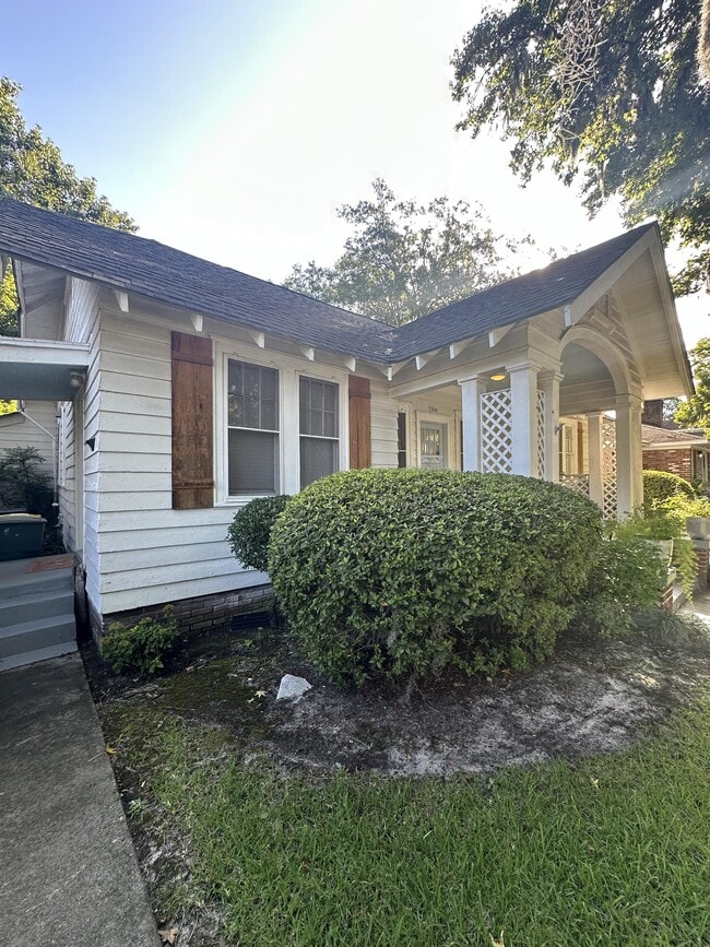 Building Photo - 914 Maupas Ave