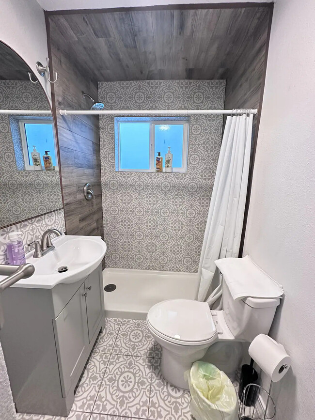 Full Bathroom - 4021 Fillmore Ave