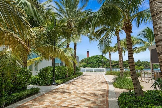 Building Photo - 300 N Hwy A1A