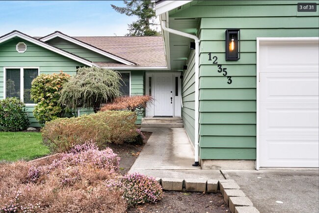 Building Photo - 3-bedroom Gem On Burlington Golf Course