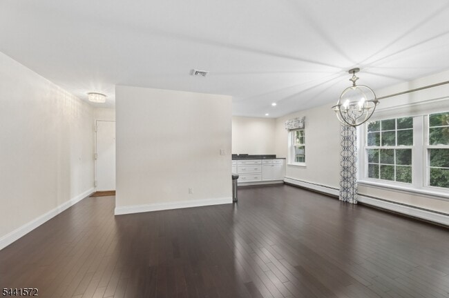 Building Photo - 364 E Ridgewood Ave