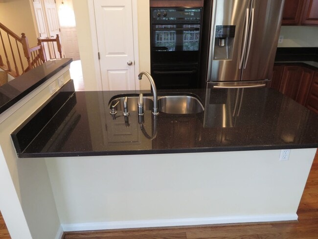 Building Photo - Beautiful 3-level colonial-style town home...