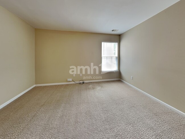 Building Photo - 11 Knoll Ridge Dr