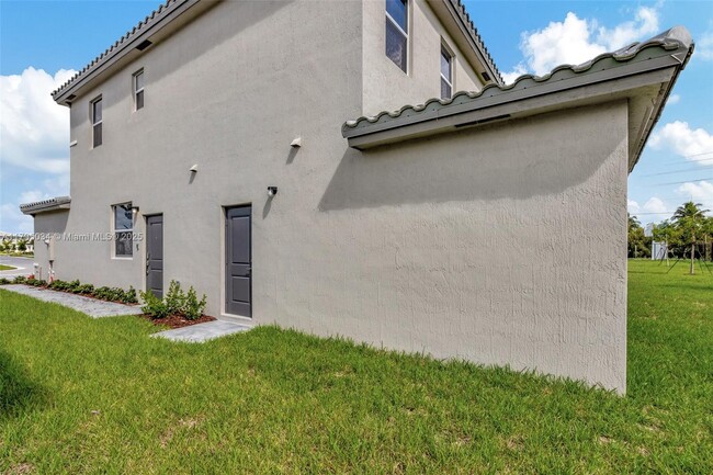 Building Photo - 817 SE 26th Rd